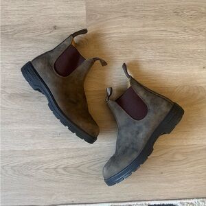 Rustic brown blundstone ankle boots